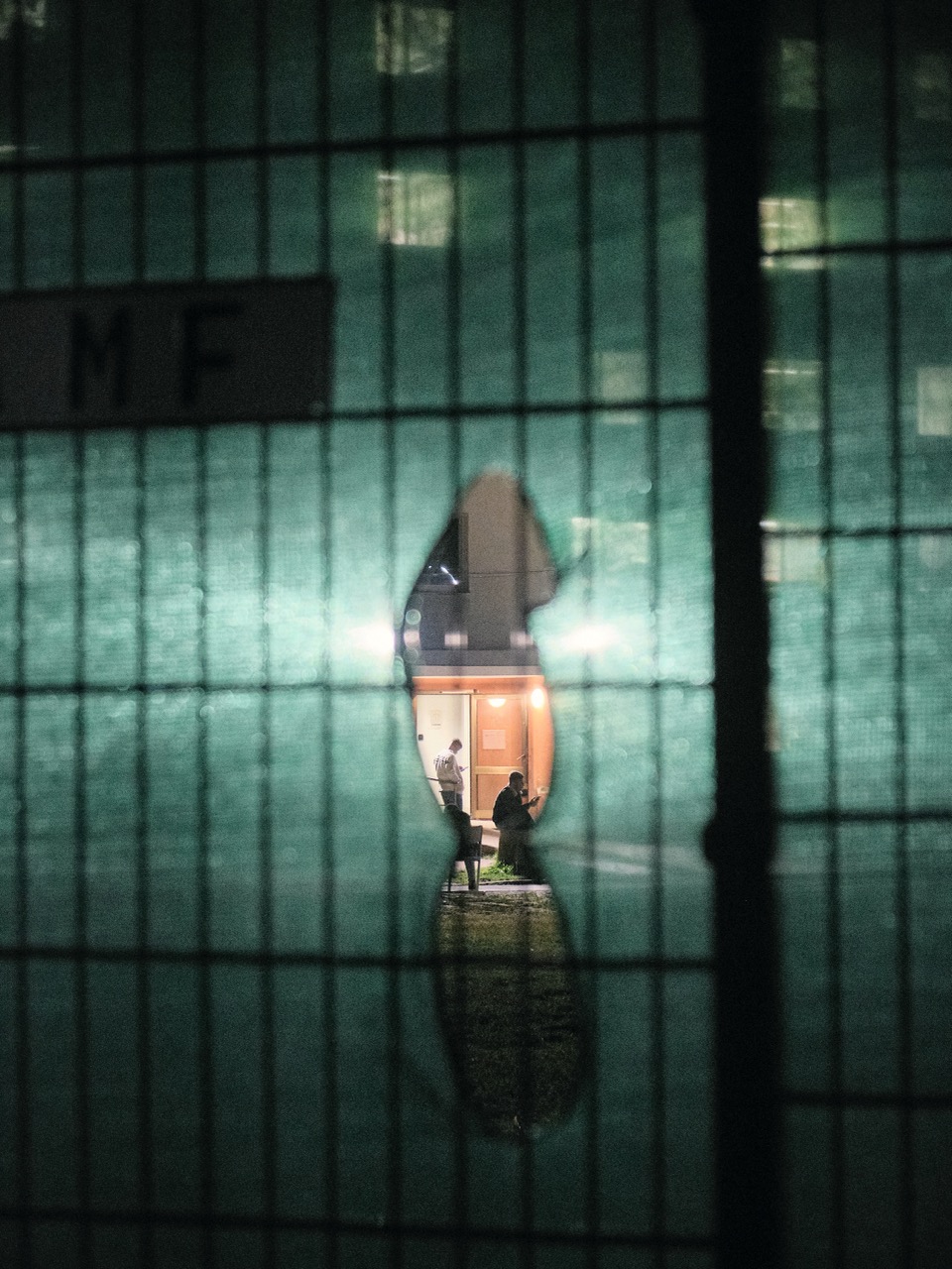 Groß (4 - Behind_the_Fence_004 - 0853b6b9-4640-407e-8c97-103607f3f8f2).jpeg
