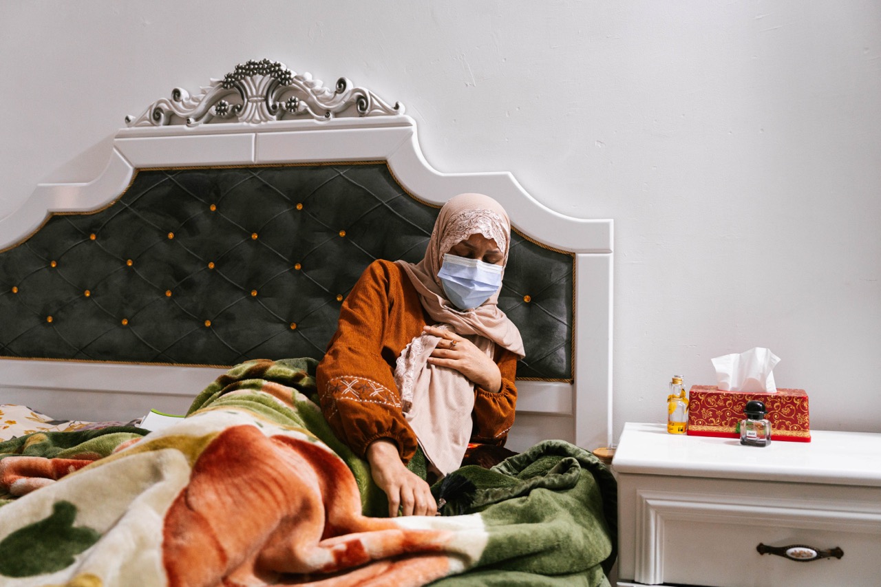 Groß (6 - On her bed- Zayneb is slowly suffering from breast cancer.  - 62a9f82d-3964-4713