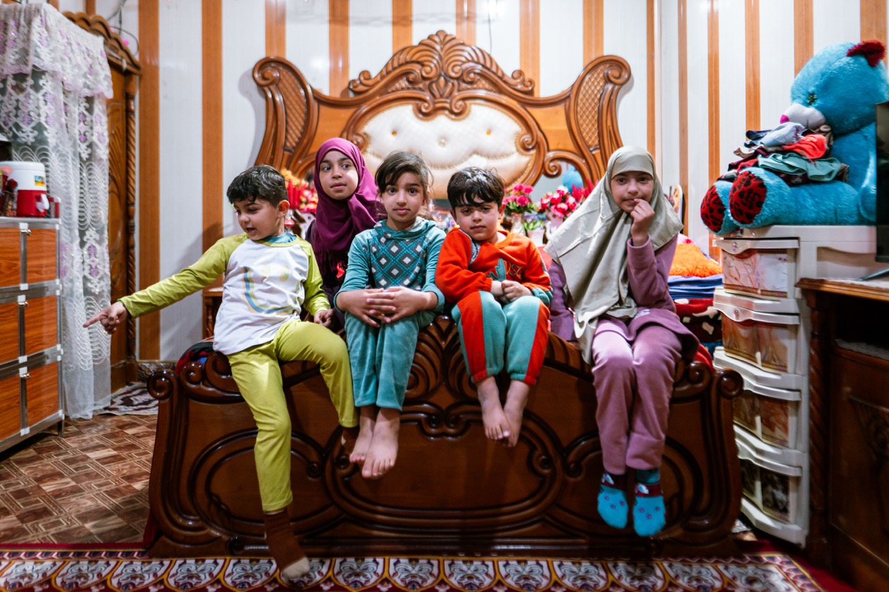 Groß (2 - Abu Akram-s children and their neighbour Zahra play on the marital bed. - 46cd9d