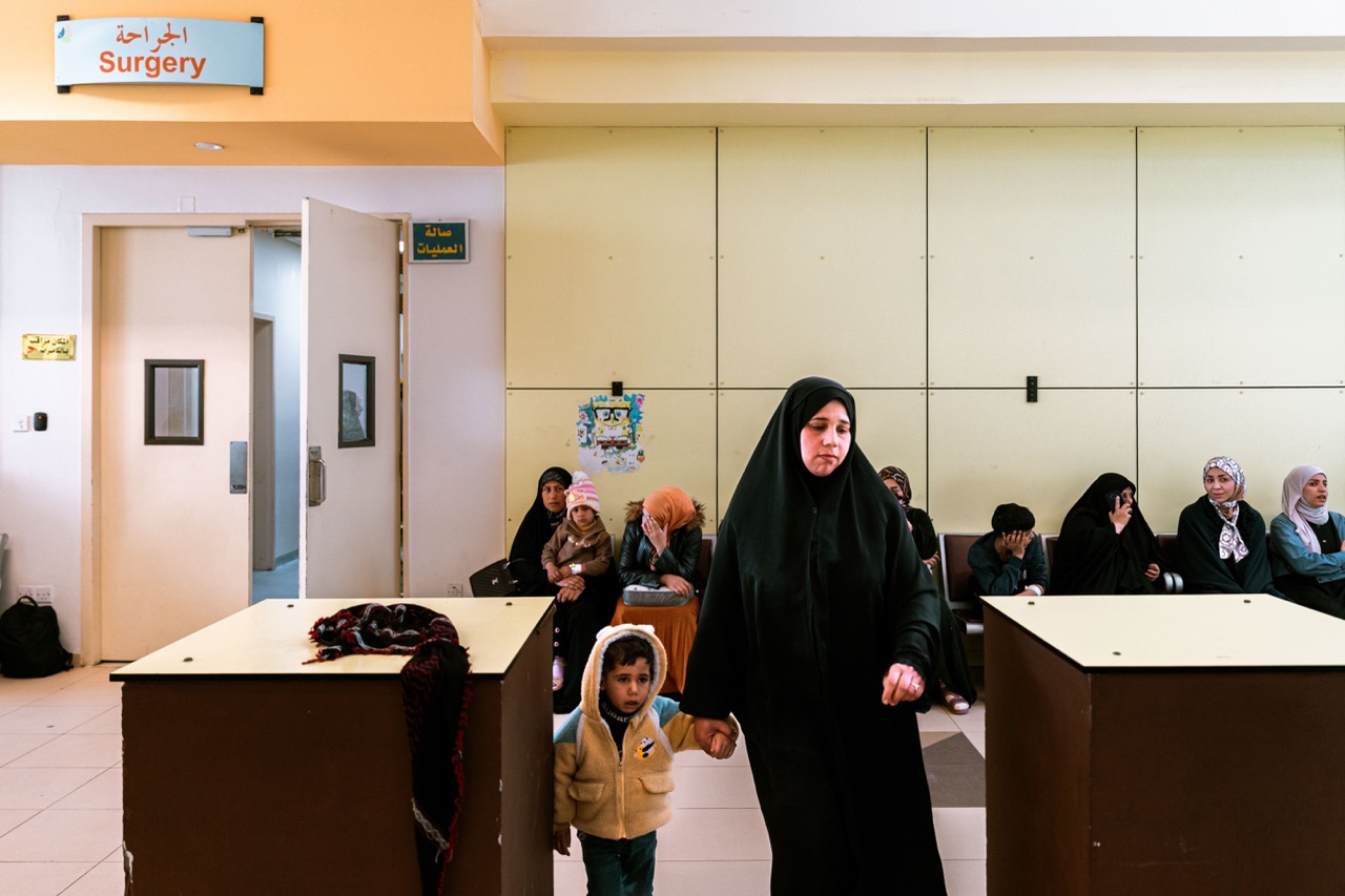 Groß (3 - In the Basra children-s hospital- parents wait outside the intensive care unit. 