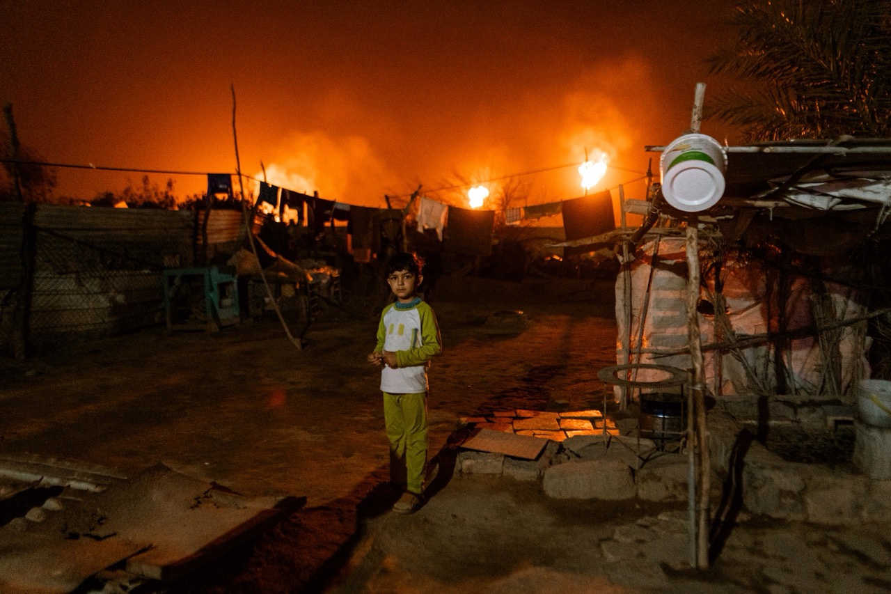 Groß (1 - The oil burners of the Basra Oil Company are a hundred metres from the garden of.jpeg