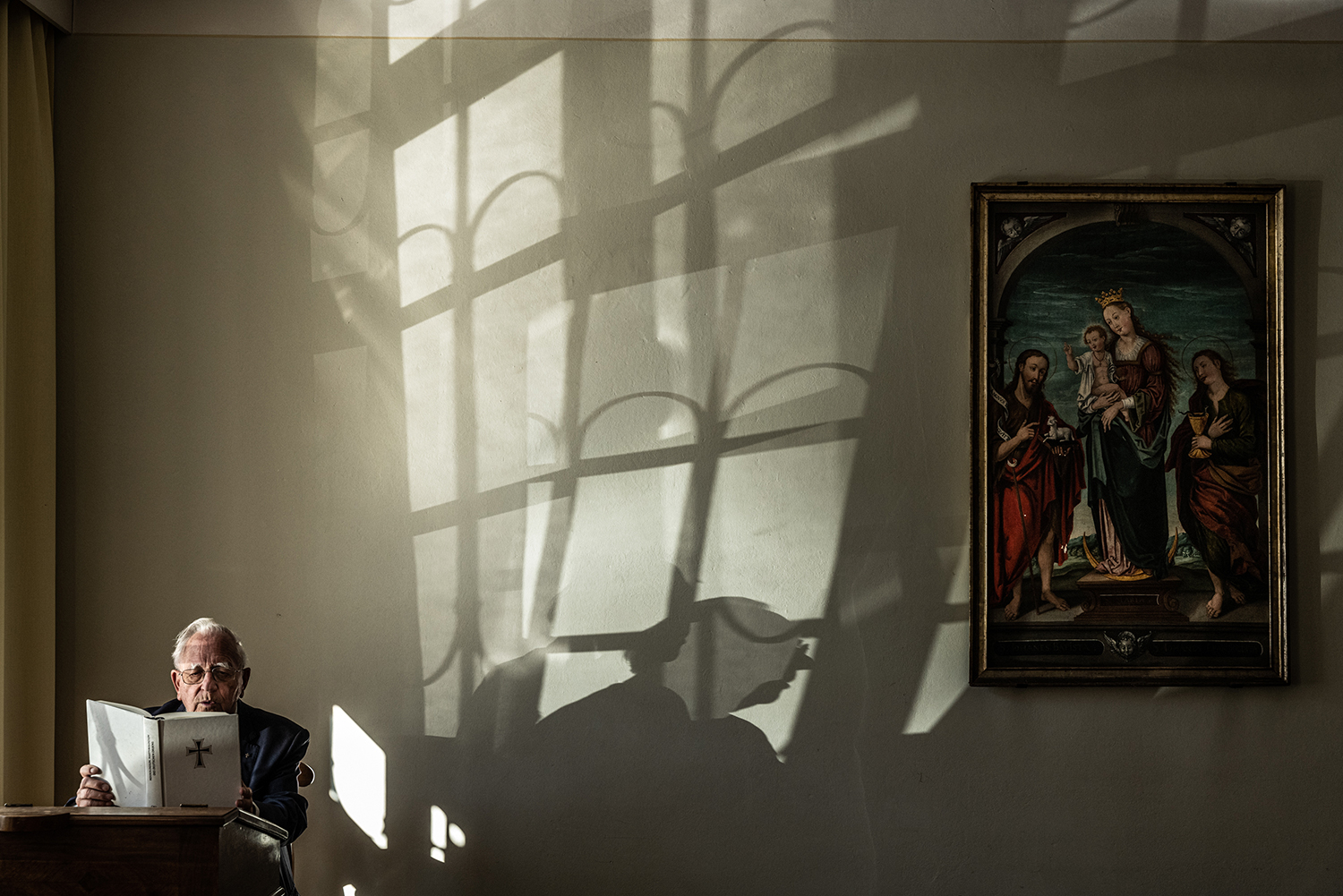 Light and shadow in the name of the Lord