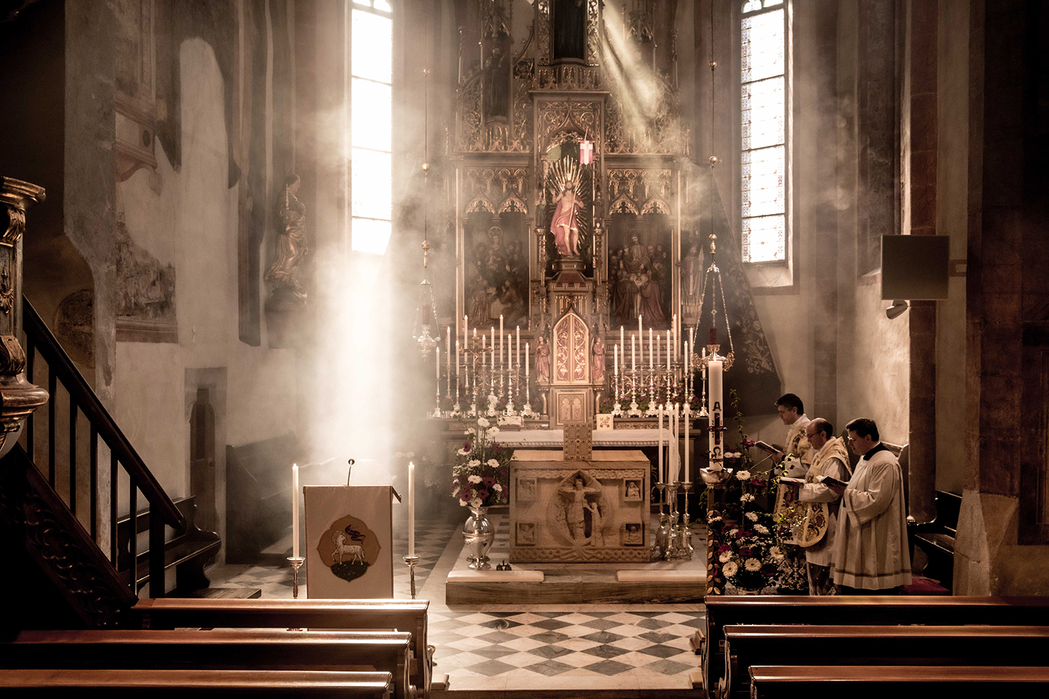 Light and shadow in the name of the Lord